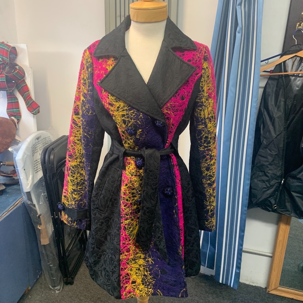 Woman coat multi-color fashionable.